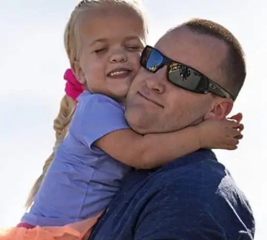 Dwarf child and father hugging - https://bit.ly/achondroplasia-dwarfism