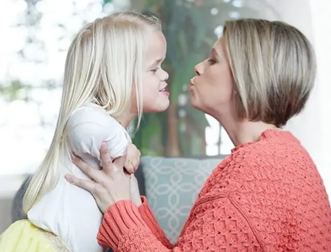Dwarf child and mother kissing - https://bit.ly/achondroplasia-dwarfism